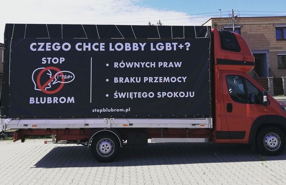 Grupa Stonewall odpowiada na furgonetkę anty-LGBT w Poznaniu własną ciężarówką "Stop Blubrom"