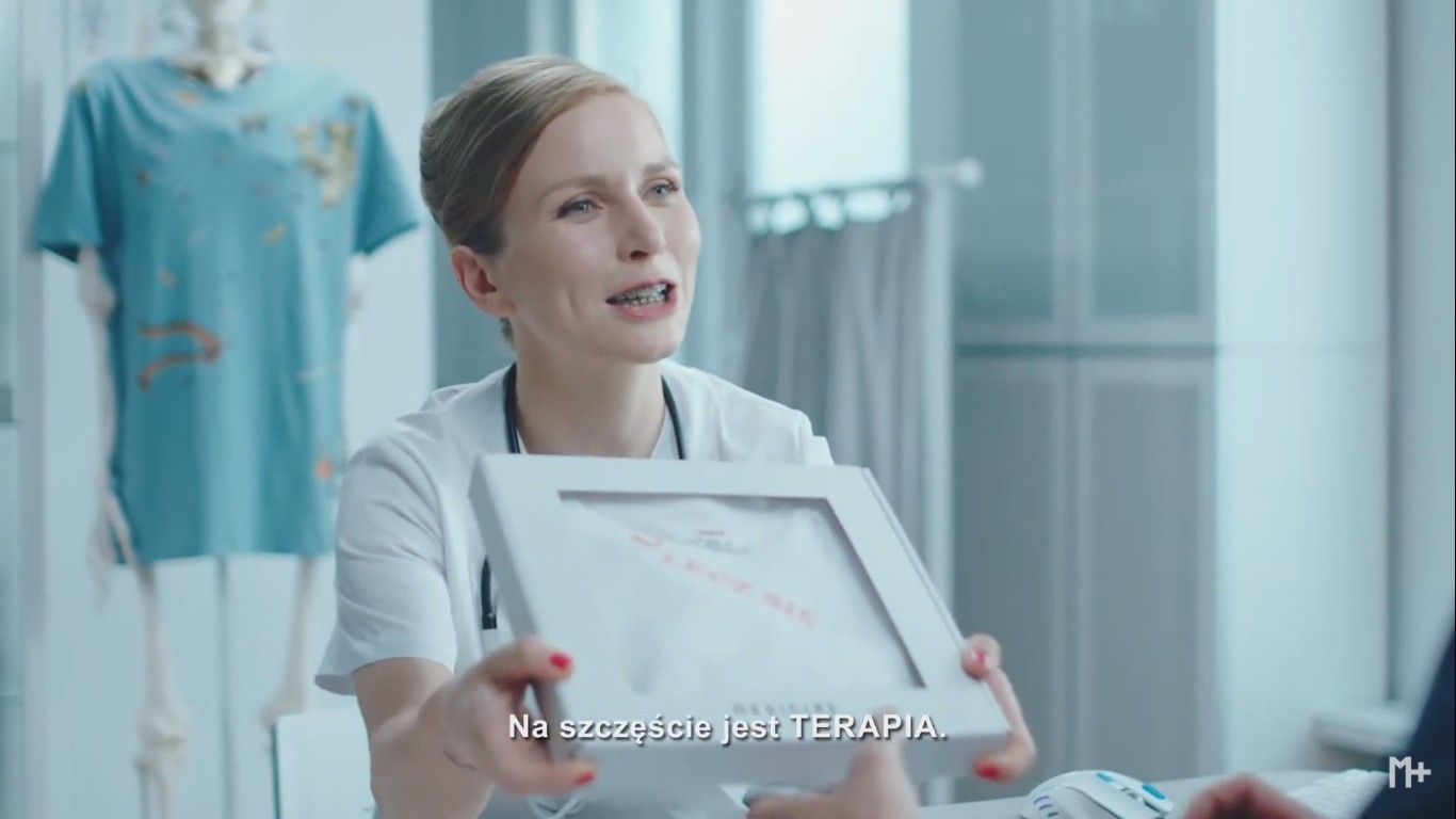 Marka promuje kolekcję jako „terapię na ból istnienia". W spocie Dorota Masłowska