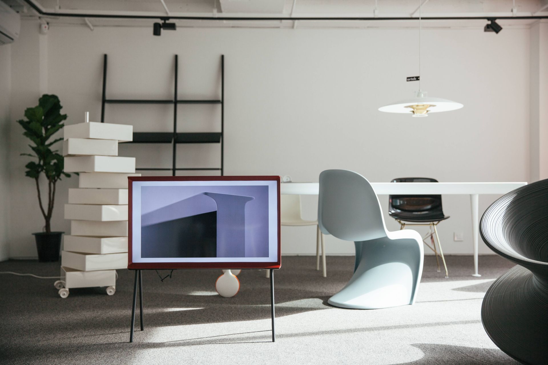 Samsung The Serif to nie tylko znakomity telewizor, to także piękny element wystroju wnętrza