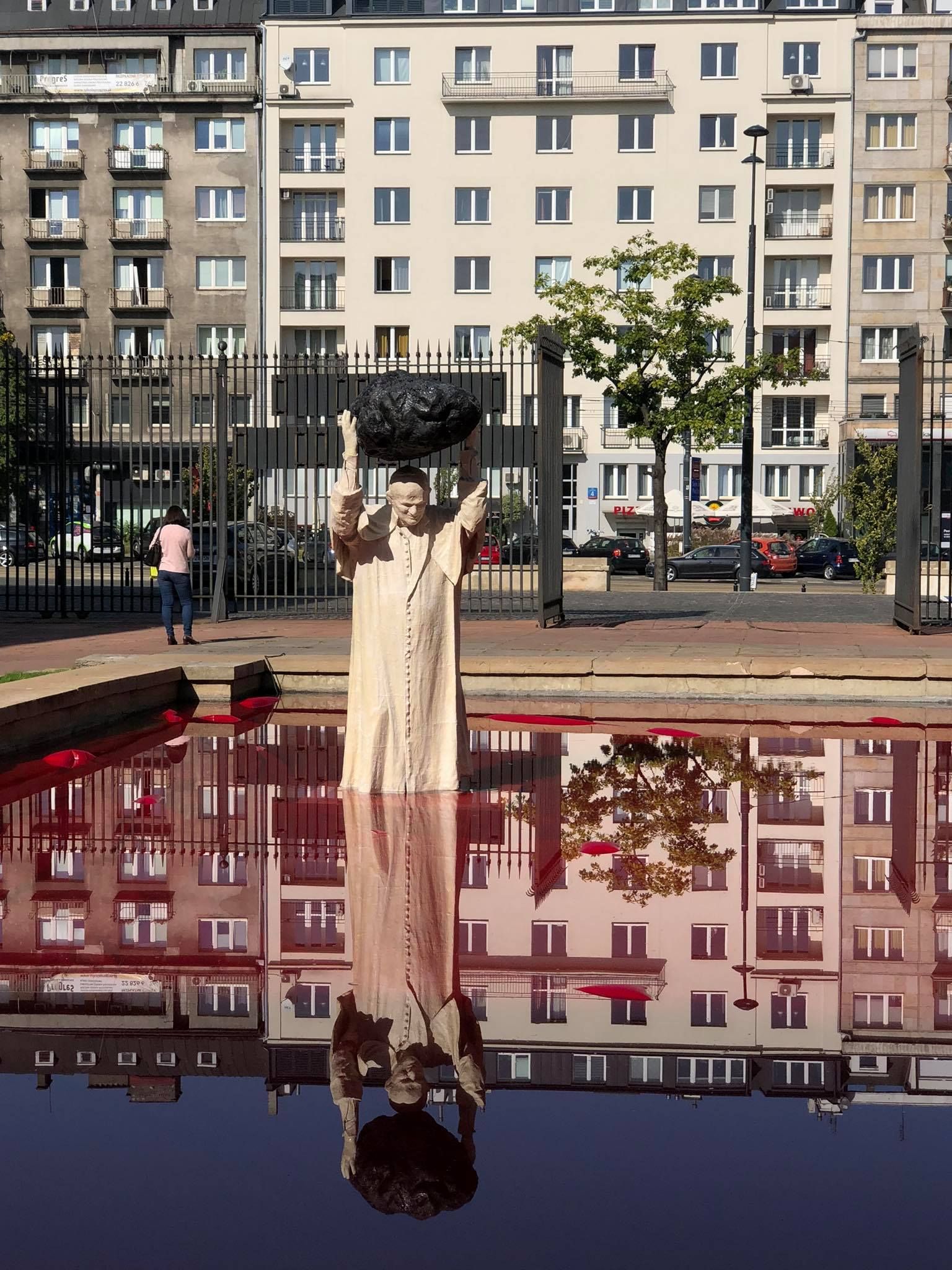 Przed Muzeum Narodowym stanęła rzeźba Jana Pawła II trzymającego głaz