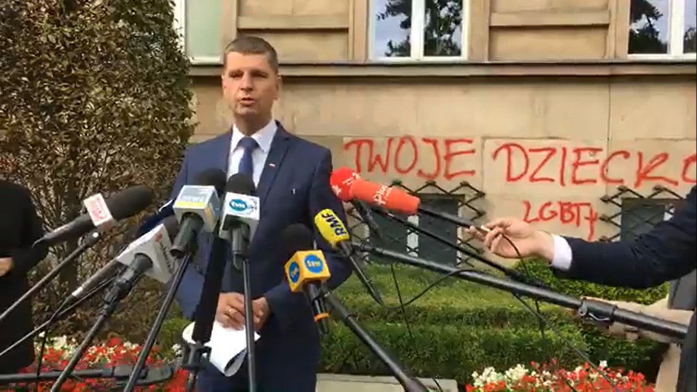 Imiona śmiertelnych ofiar homofobii na budynku MEN, a Piontkowski mówi tylko o murach