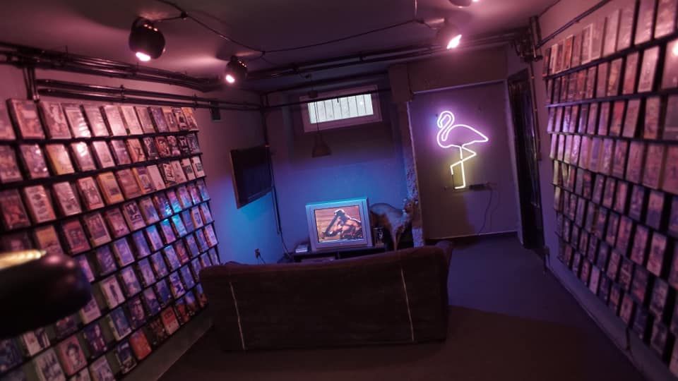Zapraszamy do wideodromu! Sala do oglądania filmów na kasetach VHS pojawiła się w Warszawie