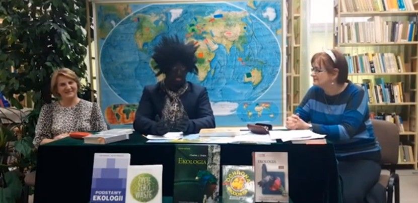 Blackface w polskiej bibliotece. Udawał czarnoskórego i czytał Kapuścińskiego
