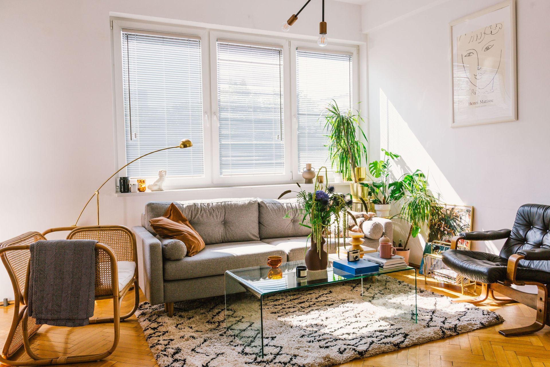 Z miłości do lat 70-tych. Zajrzeliśmy do mieszkania Natalii Kopiszki, twórczyni marki biżuteryjnej KOPI