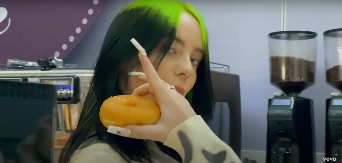 Billie Eilish imprezuje w pustym centrum handlowym w nowym klipie do „Therefore I Am"