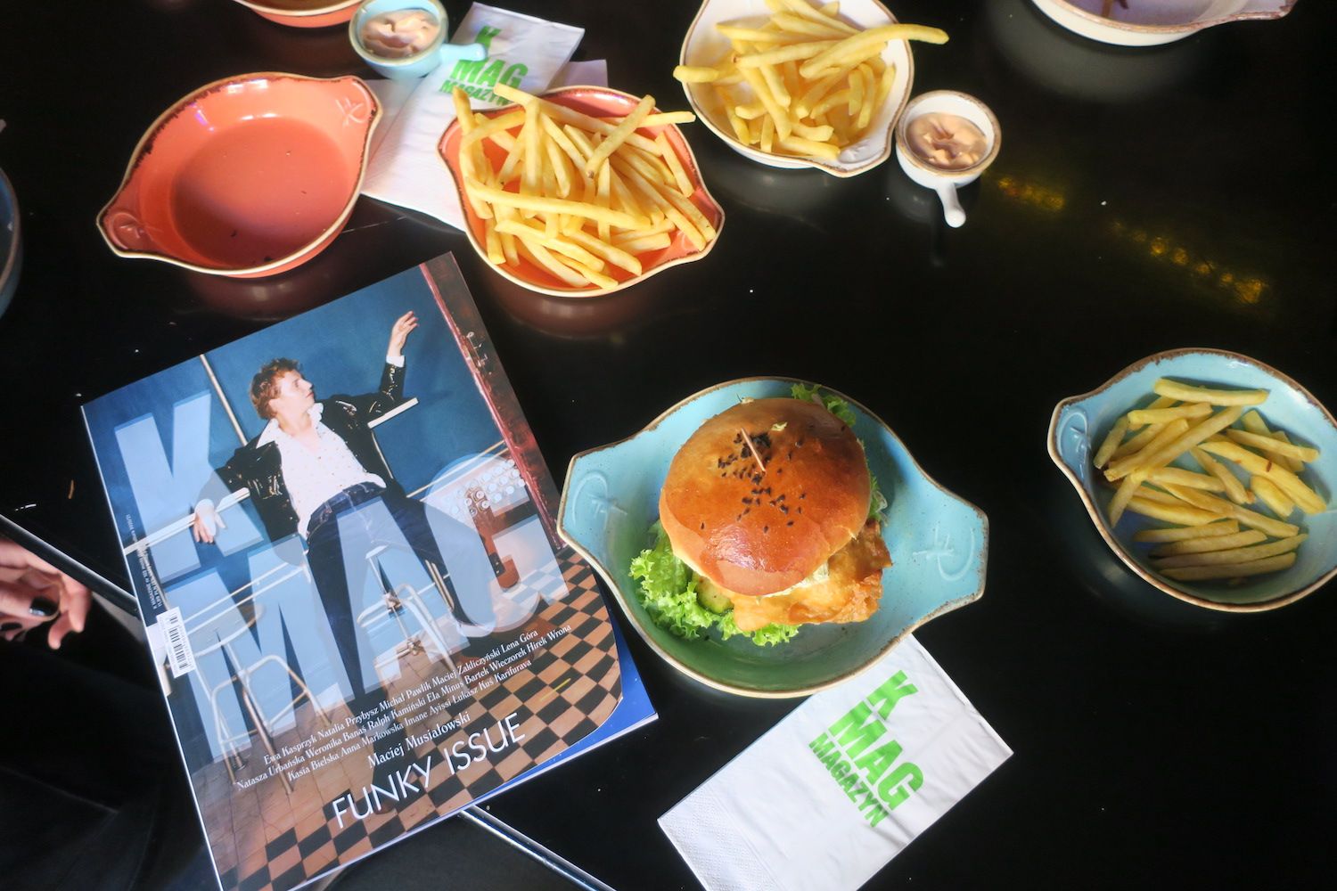 Spróbowaliśmy burgerów w warszawskim barze Warmut. Sprawdźcie, jak wypadły!