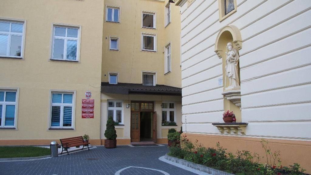 Katolickie liceum zakazuje uczniom m.in. seksu i picia alkoholu. Również poza szkołą