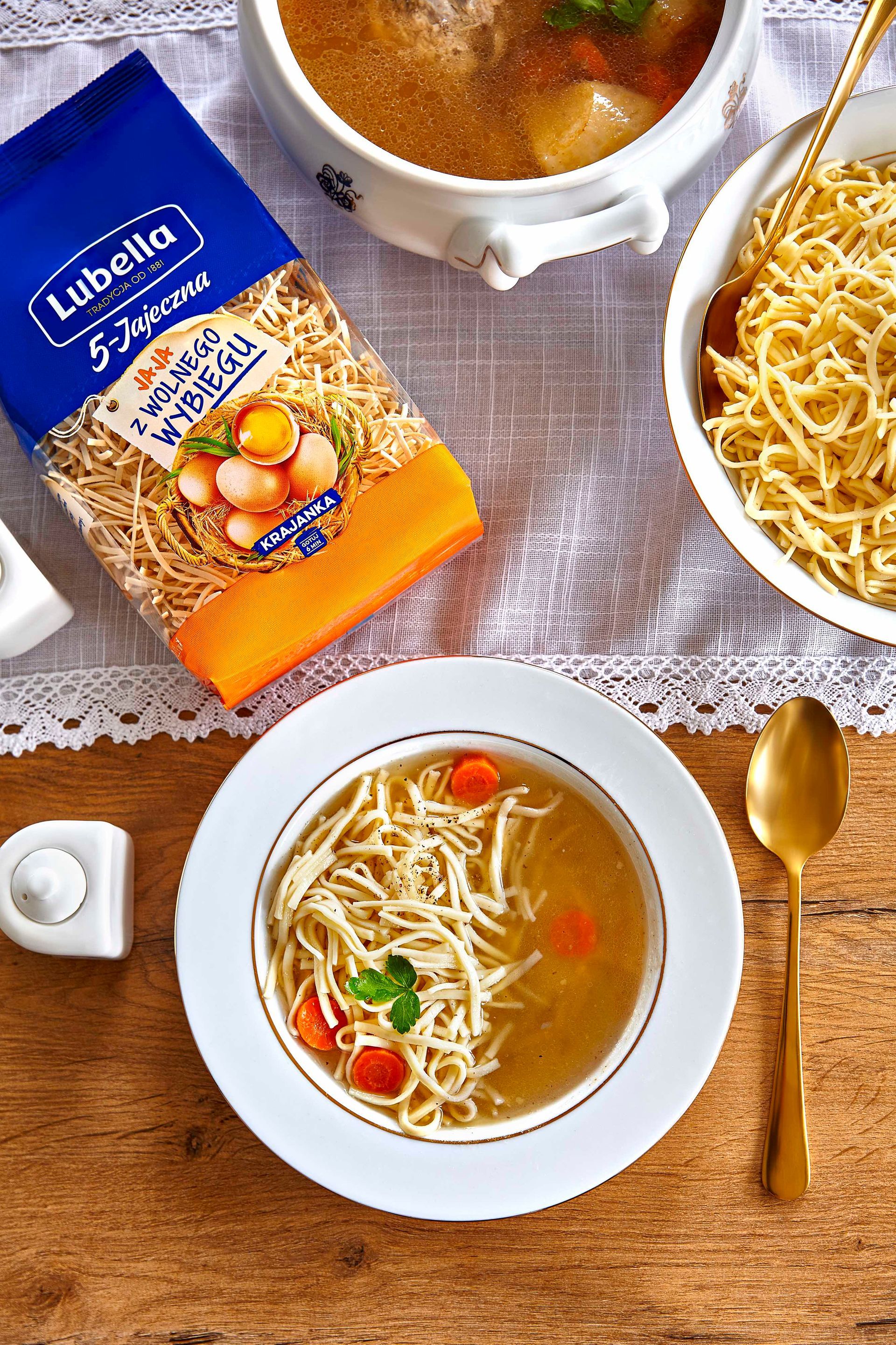 Jajka od kur z wolnego wybiegu. Lubella zmienia receptury makaronu na lepsze