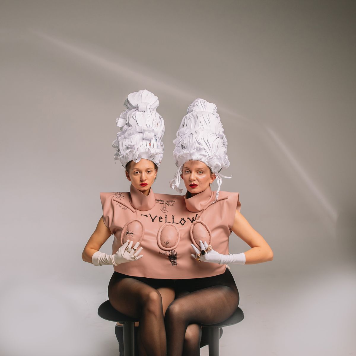 Świętość i światło, mrok i pierwotność. Oto Holy.Spells – siostry tworzące ubrania ze śmieci