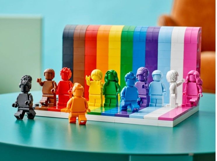 LEGO wypuszcza tęczowy zestaw klocków w ramach solidarności z osobami LGBT