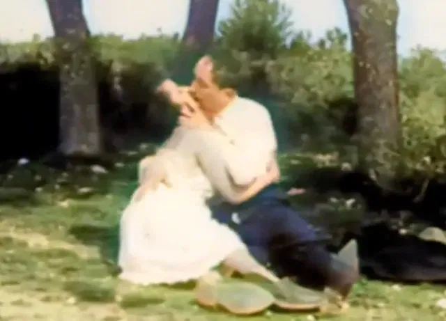 Gorsety, fraki, rumieńce. Pornhub zmodernizował filmy pornograficzne z przełomu XIX i XX wieku