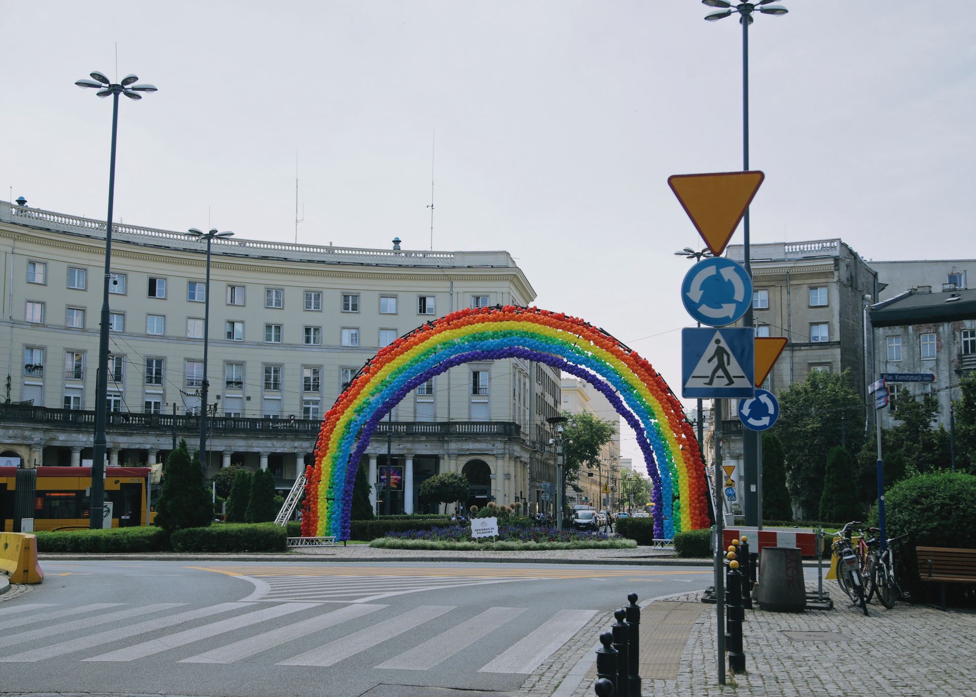 Tęcza wróciła na plac Zbawiciela. Cudowny gest czy wyrachowane działanie?