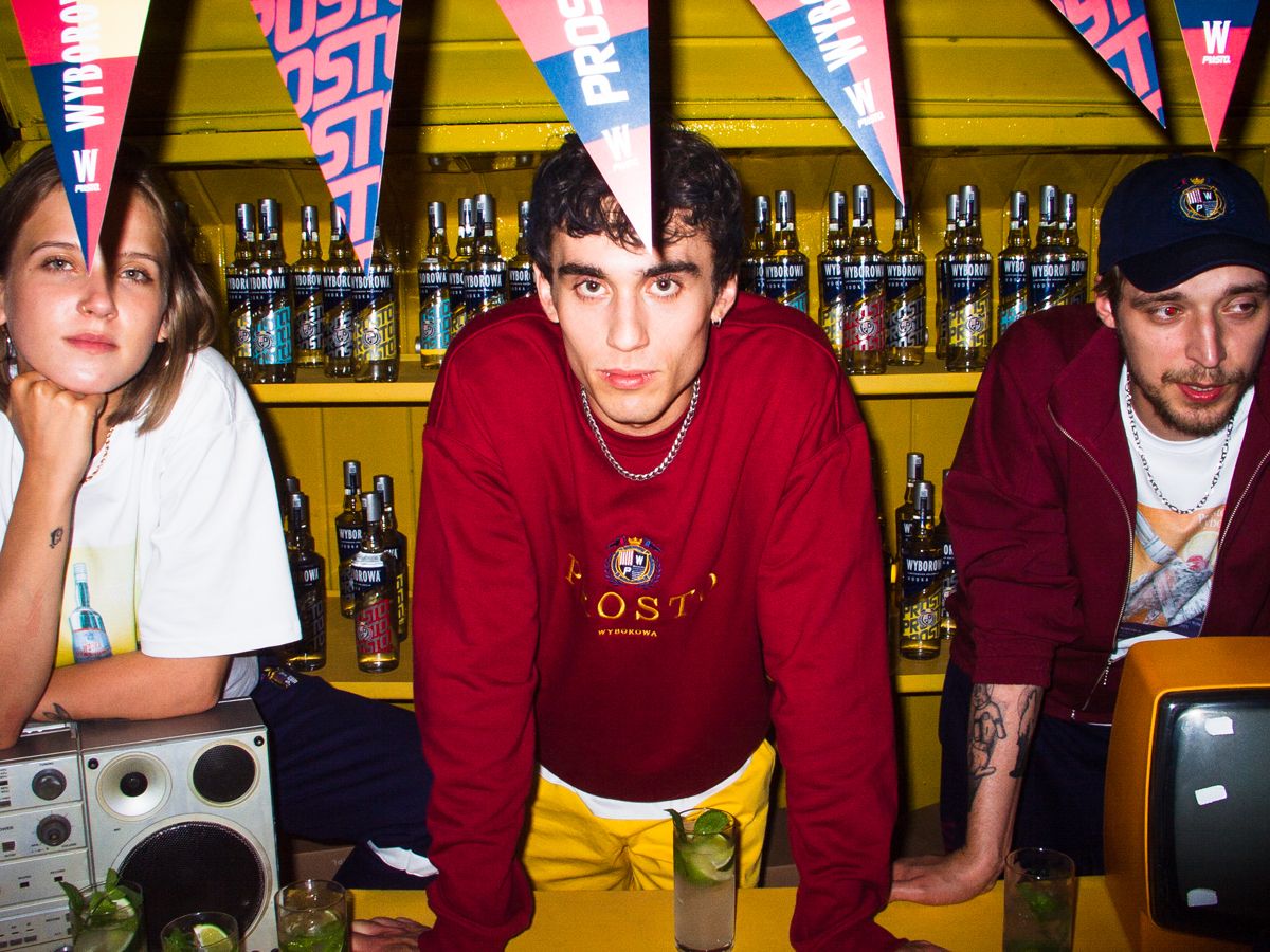 Wyborowa i Prosto łączą siły w kolekcji inspirowanej latami 90. W spocie wystąpił Sokół