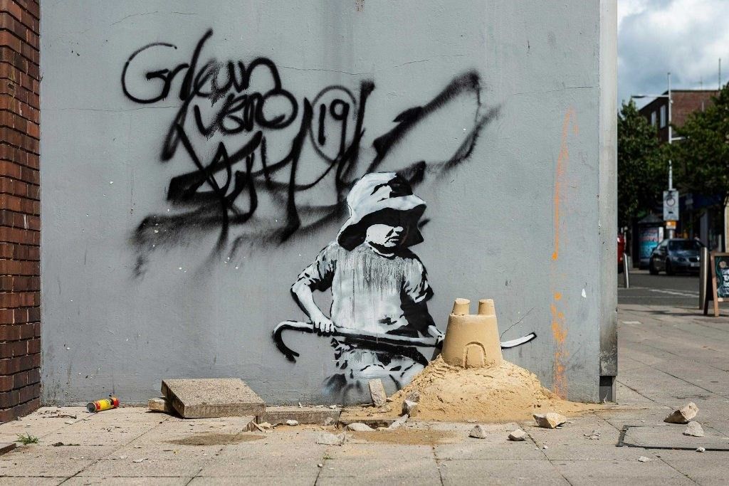 Banksy na wakacjach. Powstał nowy cykl letnich prac najsłynniejszego artysty ulicznego