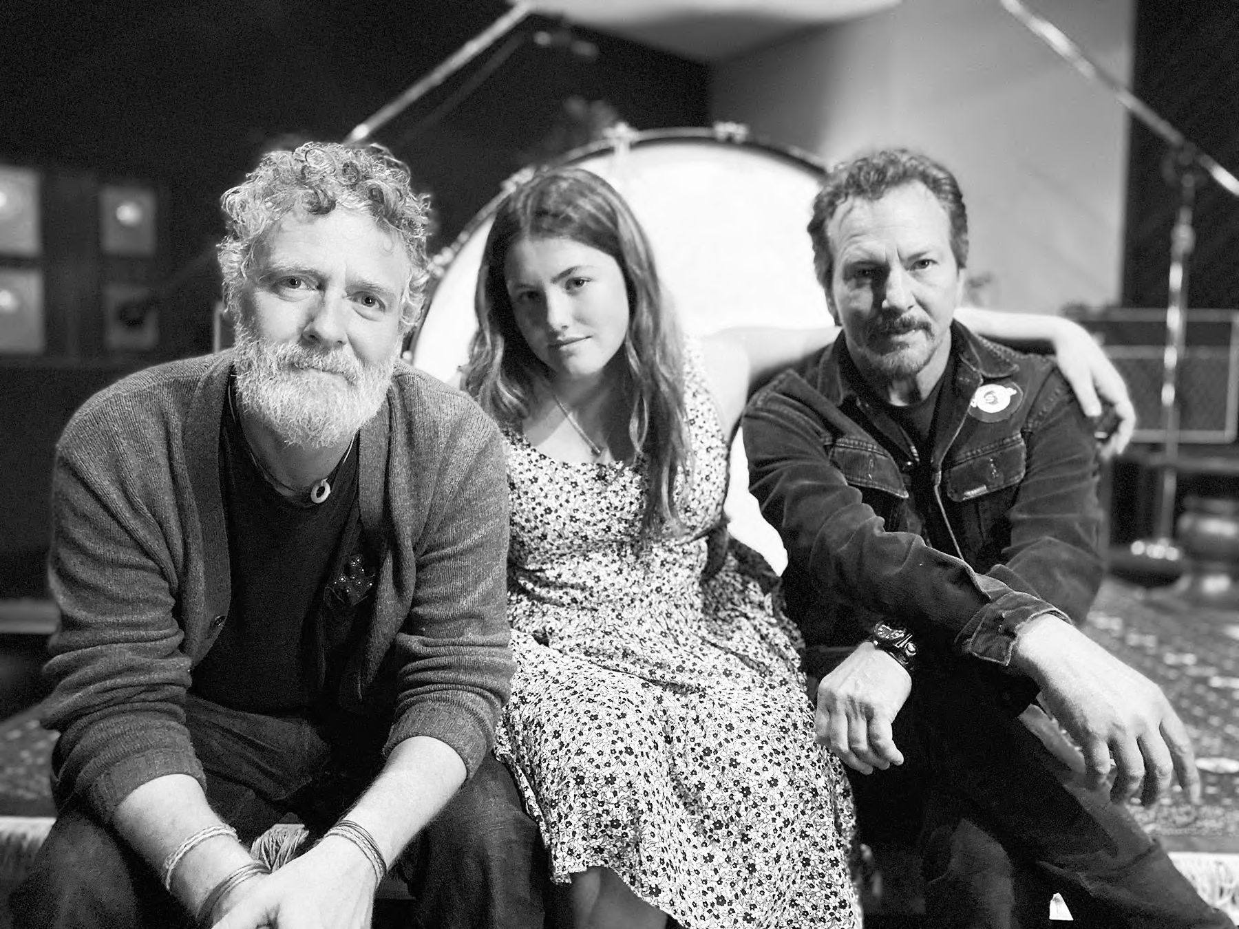 Jak śpiewa córka Eddiego Veddera? Posłuchajcie soundtracku do filmu „Dzień flagi”