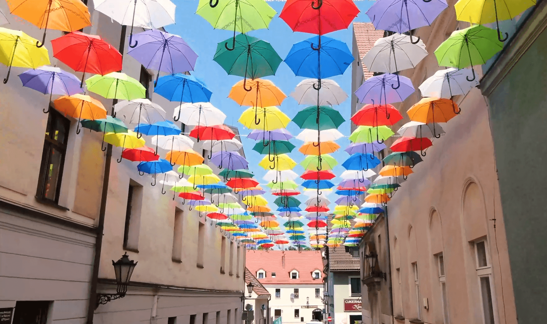 Radny PiS przeciwny kolorowym parasolkom. Według niego to „inscenizacja tęczowej flagi”