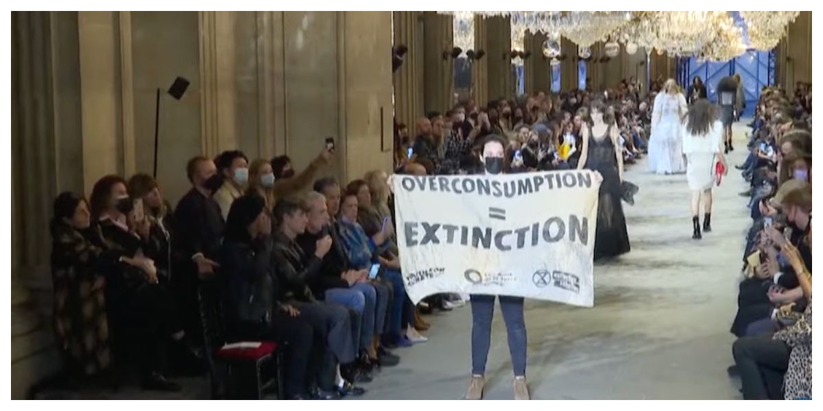 Aktywistka ekologiczna niespodziewanie wdarła się na pokaz Louis Vuitton