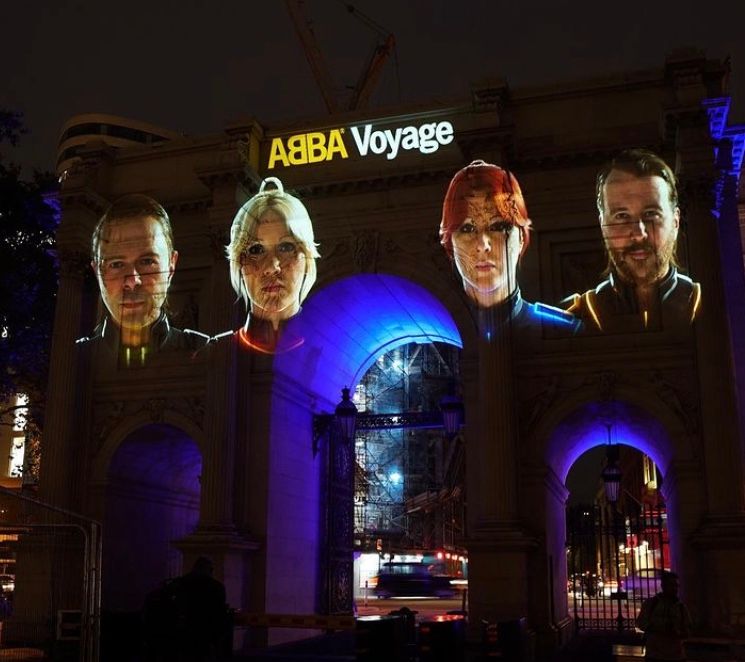 ABBA promuje swoją „rewolucyjną” interaktywną trasę koncertową retrofuturystycznym trailerem