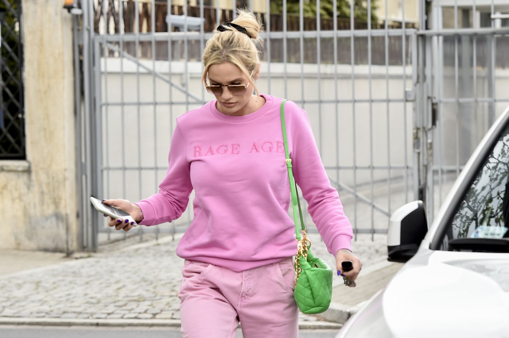 Karolina Gilon spaceruje ulicami Warszawy w total looku marki Rage Age