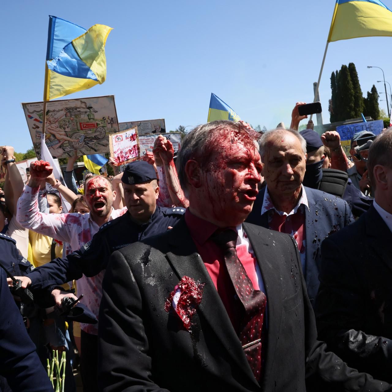 Rosyjski ambasador oblany farbą w Warszawie