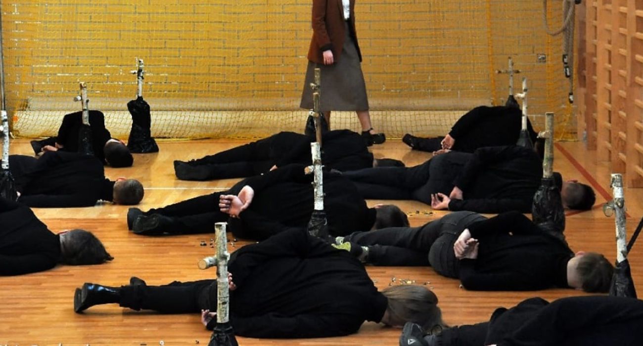 Uczniowie podstawówki odegrali scenę egzekucji w spektaklu o zbrodni katyńskiej