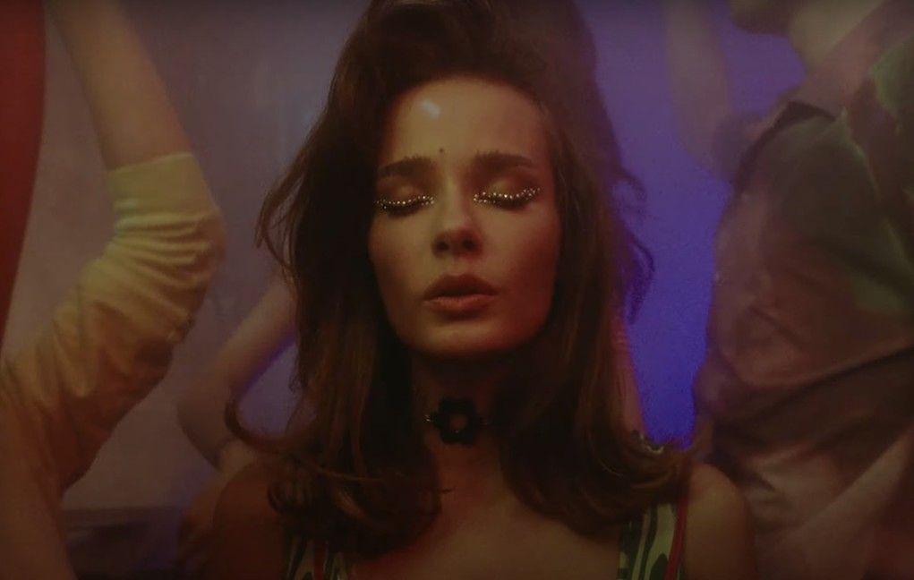 Taneczna melancholia. Hipnotyzująca Natalia Szroeder zaprasza na domówkę w nowym klipie