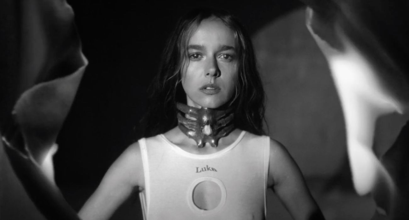 „Kręcisz mnie jak jointa". Brodka powraca i znów śpiewa po polsku