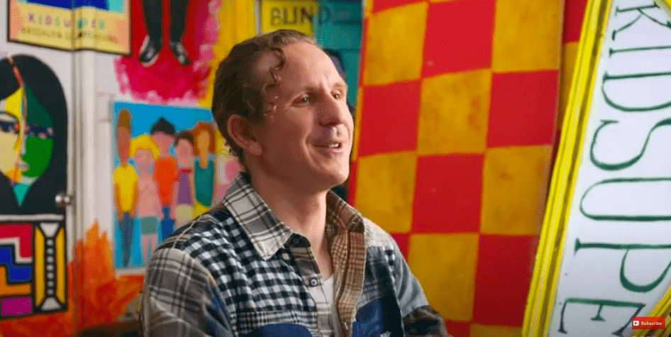 Magia podczas pokazu KidSuper. Modelka wyłoniła się z obrazu