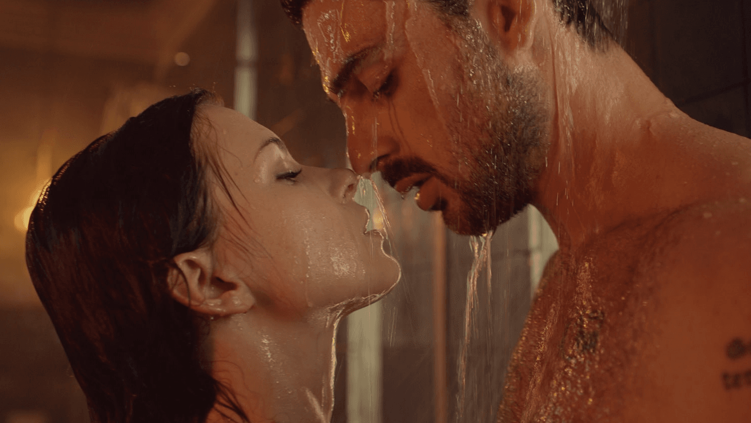 Cmentarny klimat, dwa skłócone gangi i słoneczna Sycylia w tle - to pierwsze 4 minuty "Kolejnych 365 dni”