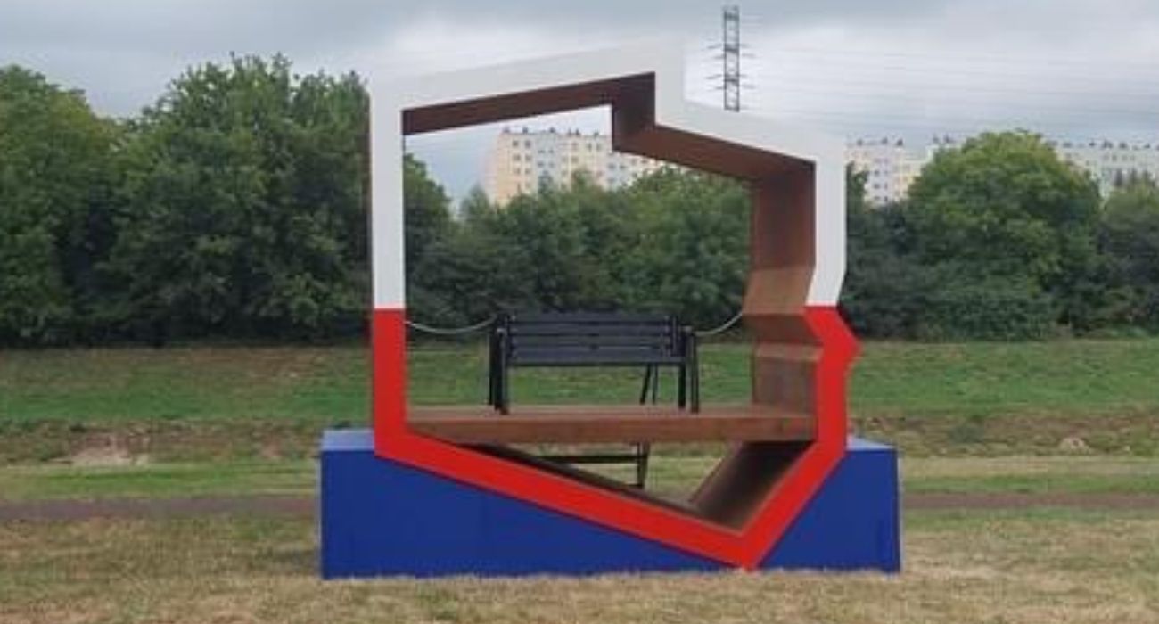 W Rzeszowie stanęła ławka „z polską flagą”. Groteskowy regulamin użytkowania ma 15 podpunktów