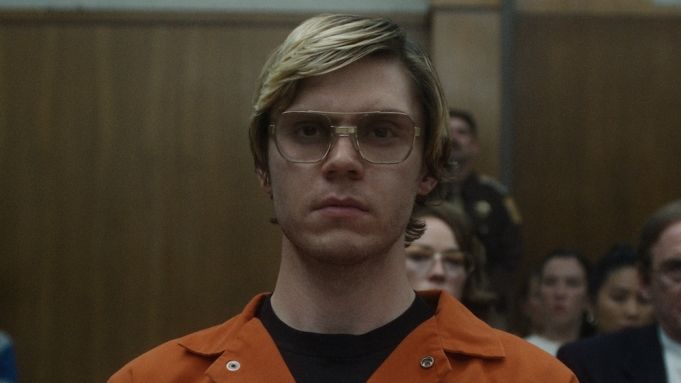 Evan Peters przeraża jako Jeffrey Dahmer w nowym serialu. „Potwór” od dziś na Netflixie