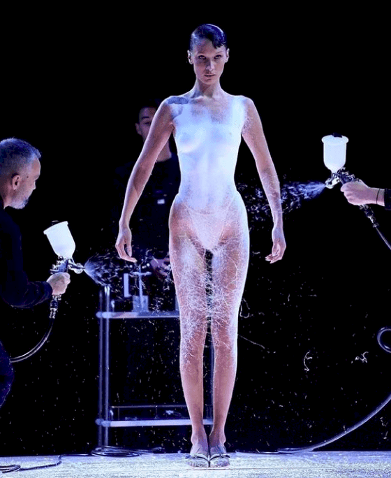 O tym pokazie mówią wszyscy. Na ciele Belli Hadid nasprayowano zjawiskową białą sukienkę