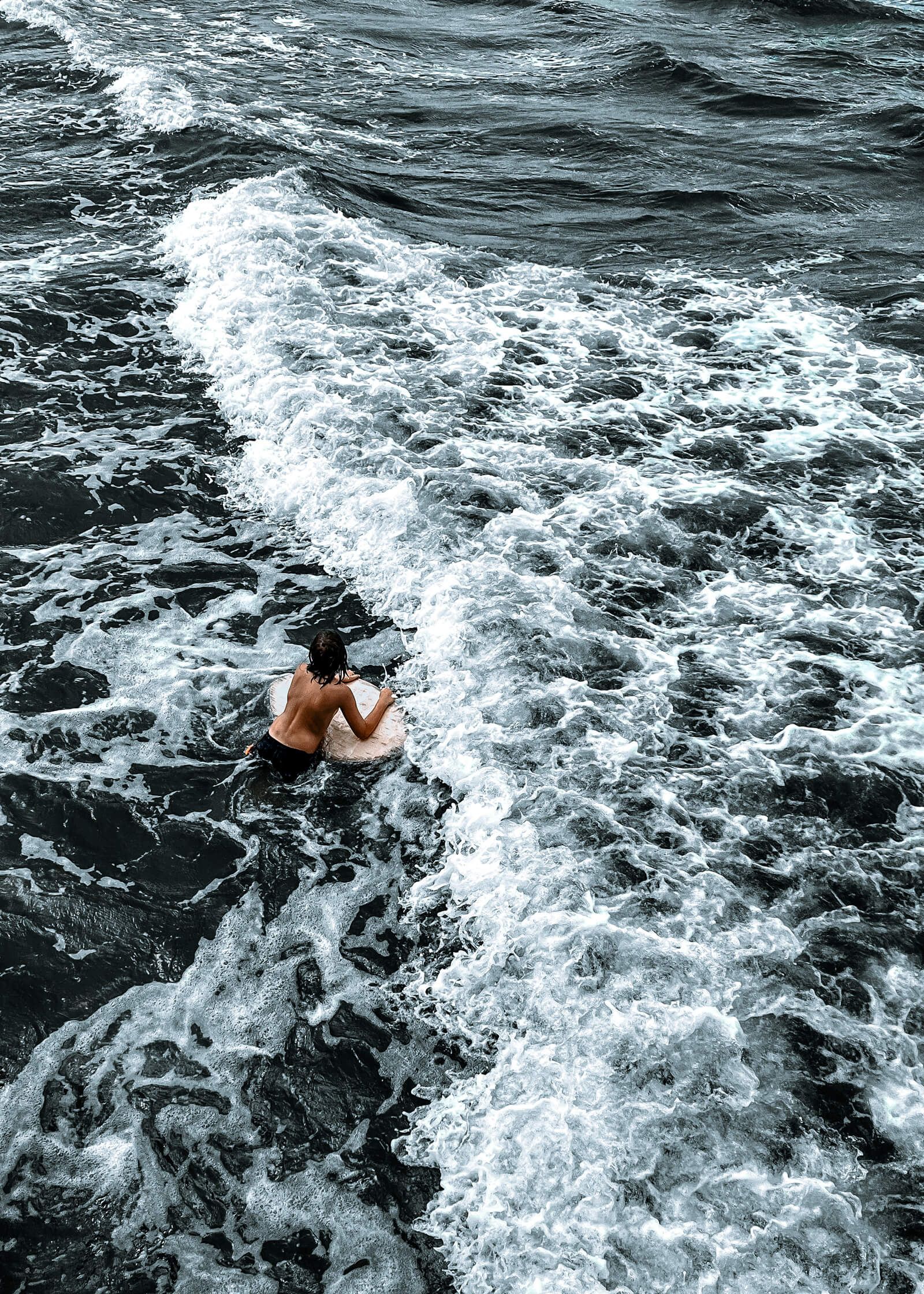 Chodźcie z nami na wernisaż i poczujcie moc wody na własnej skórze –  widzimy się w piątek!