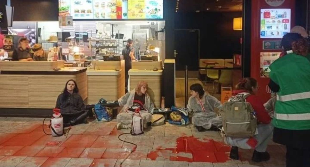 Aktywiści klimatyczni przejęli bydgoski McDonald's. „Rocznie ta firma zabija 7 mln zwierząt”