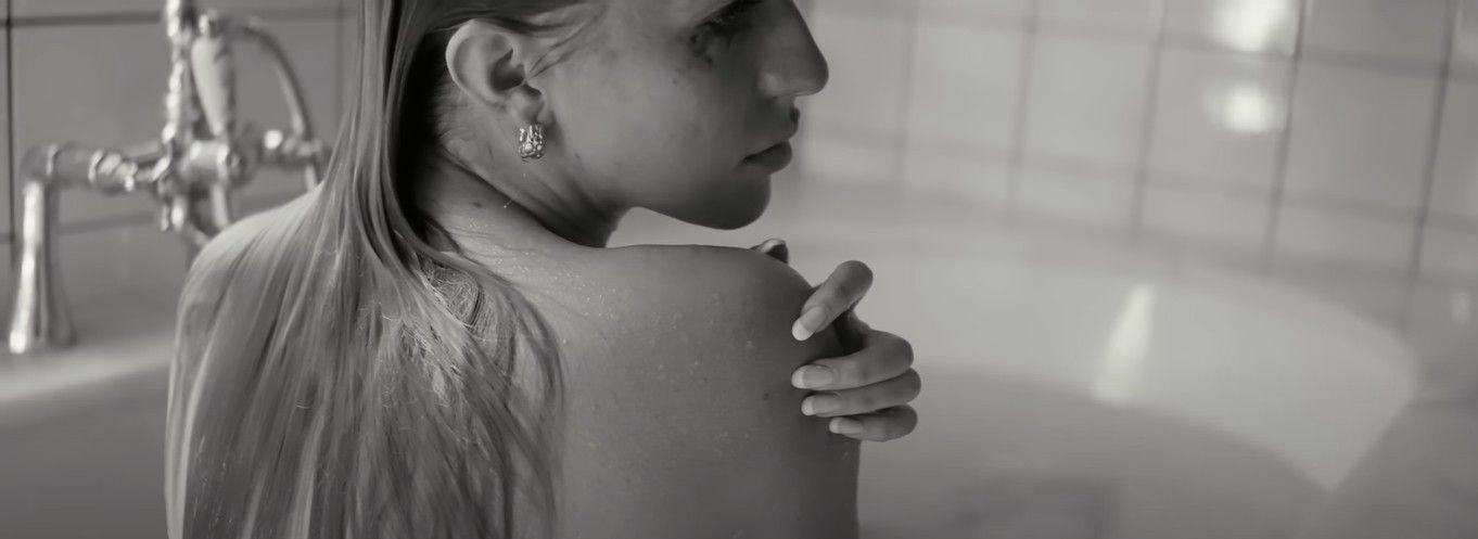 Jessica Mercedes w poruszającym klipie Tomasza Makowieckiego i Nosowskiej