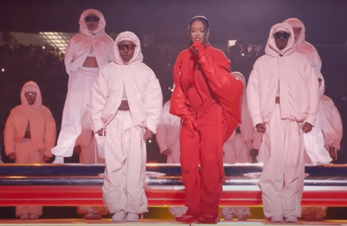 Dlaczego przed koncertem Rihanny jest mecz? [FELIETON]