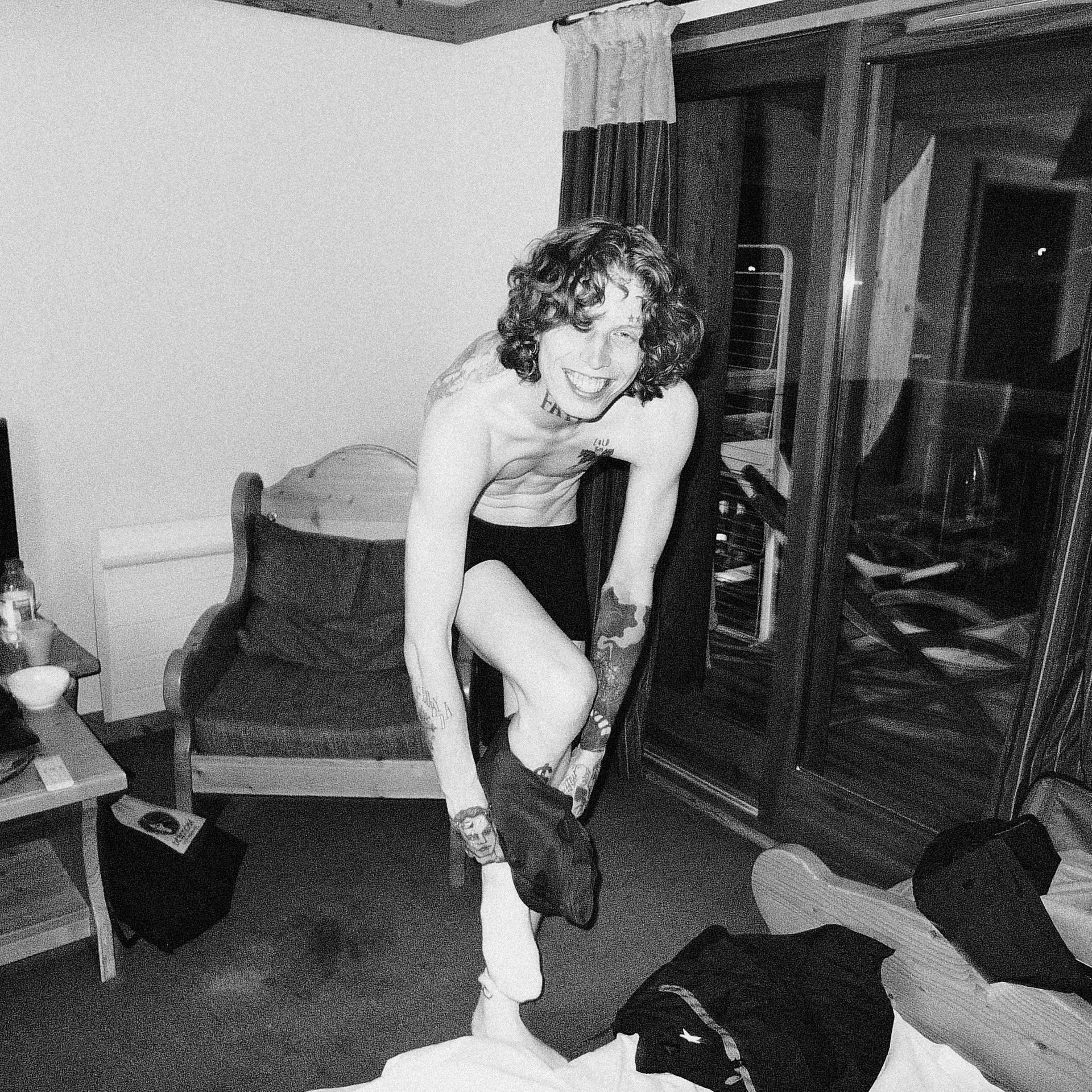 Szczyl: „Burdy, zgony, czkawki, nieswoje łóżka, ktoś, kto mógłby być twoją matką, leżący obok ciebie. Idiota na pełen etat”  [FELIETON]