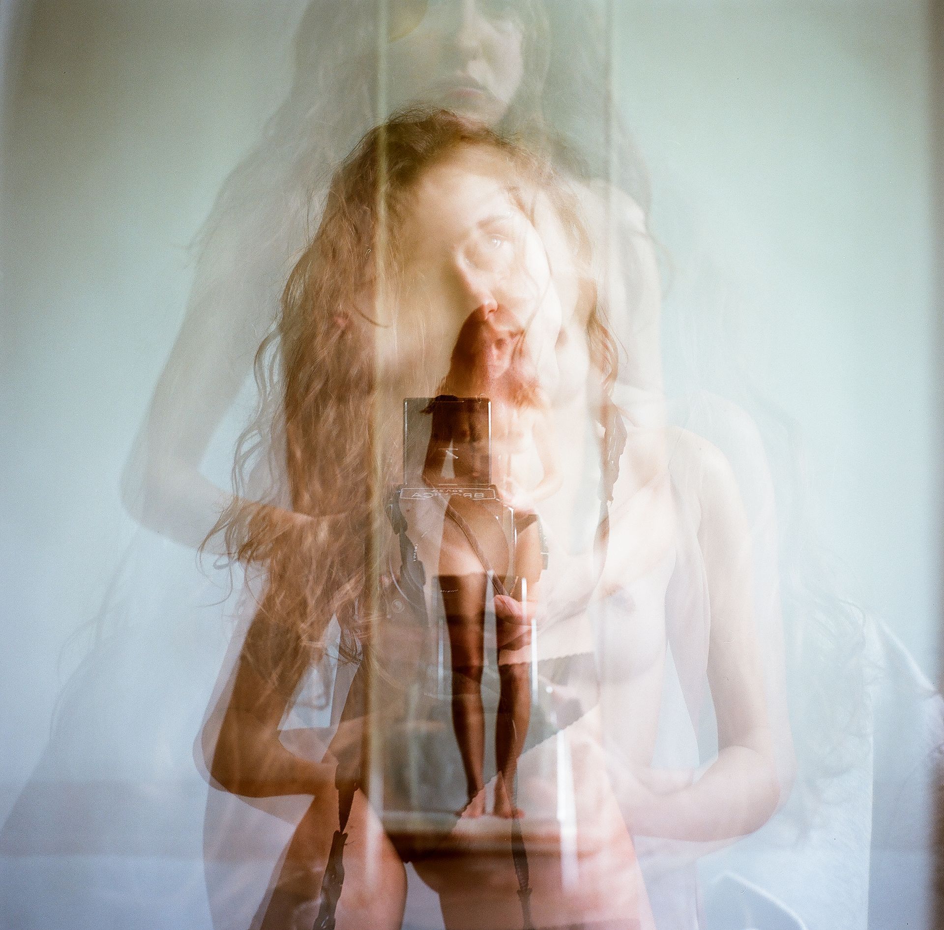 Wystawa „Acceptance” Marty Karkosy: granice wstydu i zderzenie feminizmu z popkulturą (w tym z social mediami)