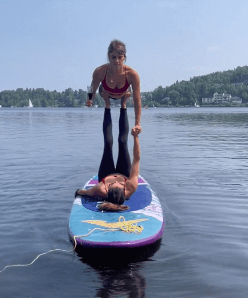 Trend punk health na TikToku – joga i melanż nie wykluczają się