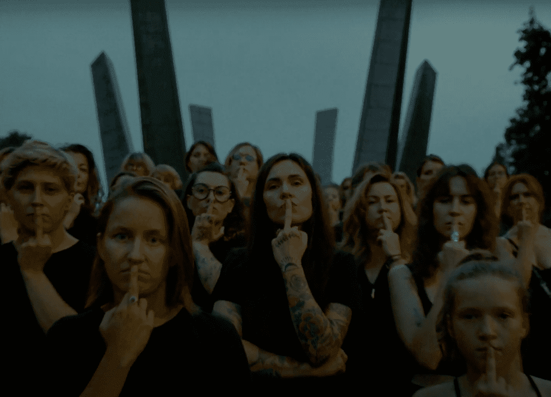 Wybory – kobiety pokazują politykom środkowy palec w viralowym spocie