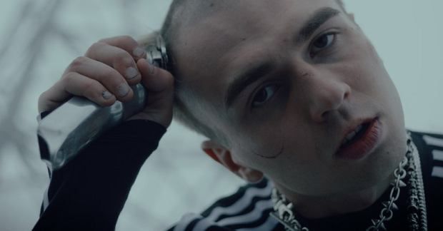 Mata goli głowę w politycznym songu. Rapuje o Kaczyńskim i Pandora Gate [WIDEO]