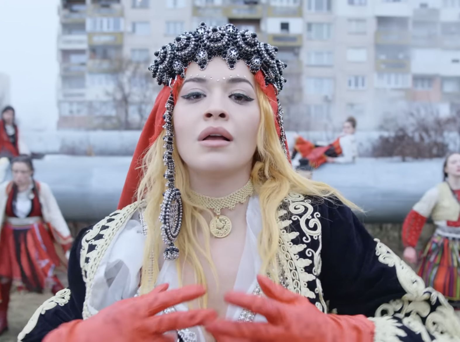 Rita Ora nakręci dokument o rodzinnym Kosowie