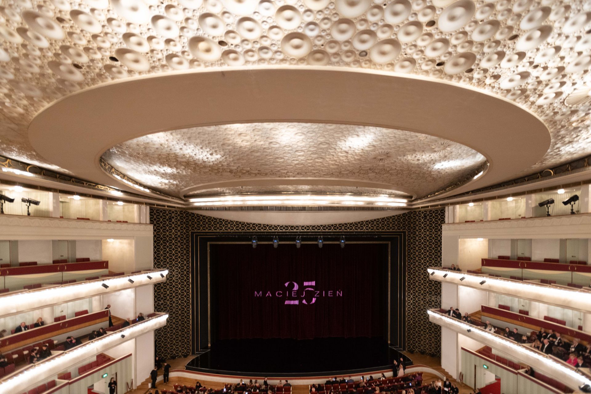 Kolekcja Macieja Zienia „Black and White Symphony” – najwyższe krawiectwo w dwóch aktach