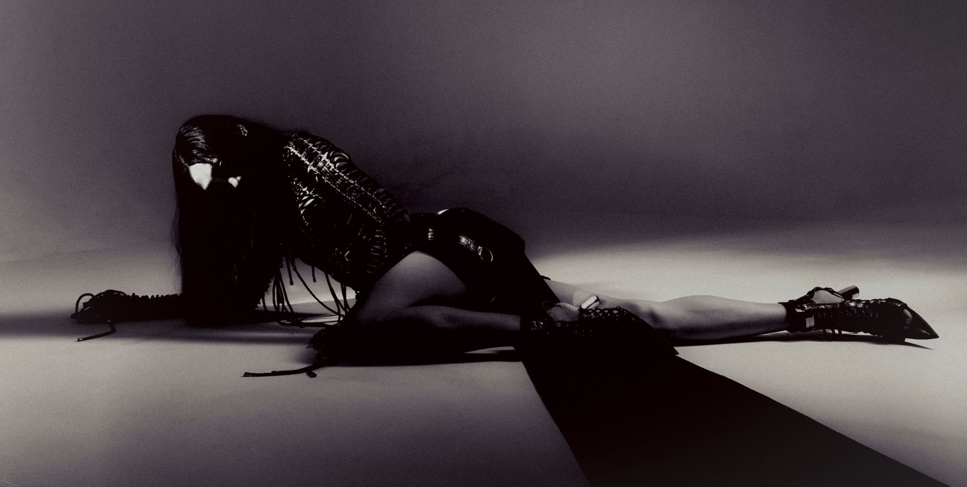 „Enter the Void”: mroczna, hipnotyzująca sesja młodego fotografa Miko Marczuka. Te zdjęcia wciągają