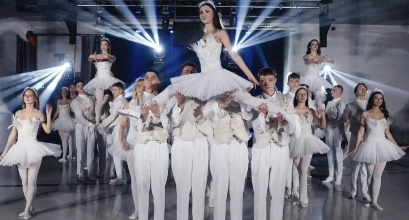 Polonez, ale to Jezioro Łabędzie. Nagranie ze studniówki hitem sieci [WIDEO]