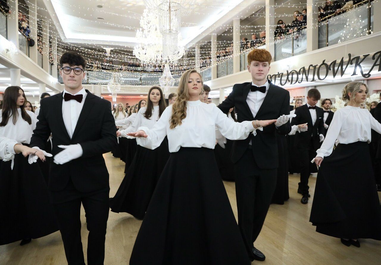 Najpięknieszy polonez 2024 – taniec uczniów z Piotrkowa Trybunalskiego stał się viralem