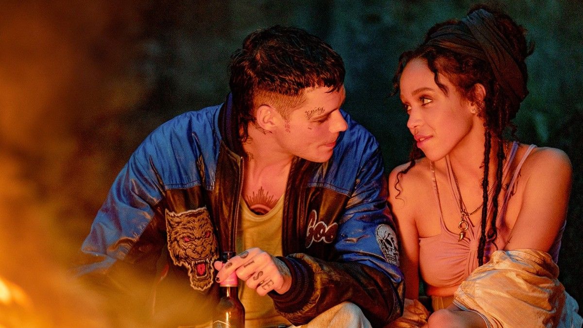 Seksowni Bill Skarsgaard i FKA Twigs w nowej wersji „Kruka” [ZWIASTUN]