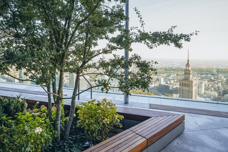 Imponujący taras na szczycie najwyższego wieżowca Unii Europejskiej. W Warszawie