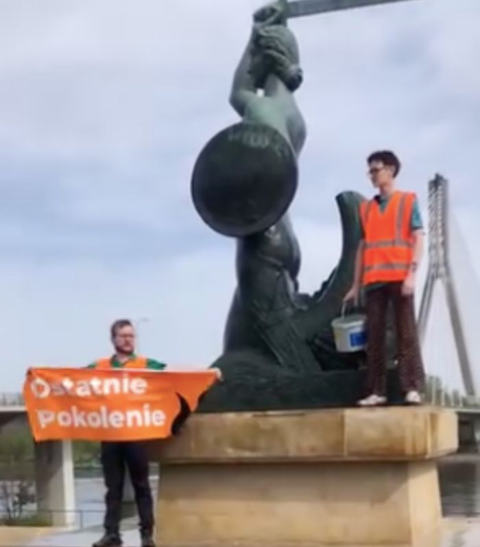 Aktywiści nie odpuszczają warszawskiej Syrence – tym razem oblali ją wodą [WIDEO]