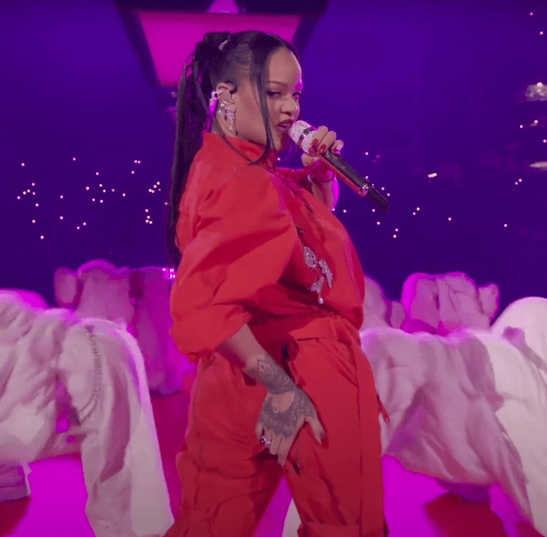 Według nowego badania teksty piosenek są coraz prostsze, powtarzalne i agresywne